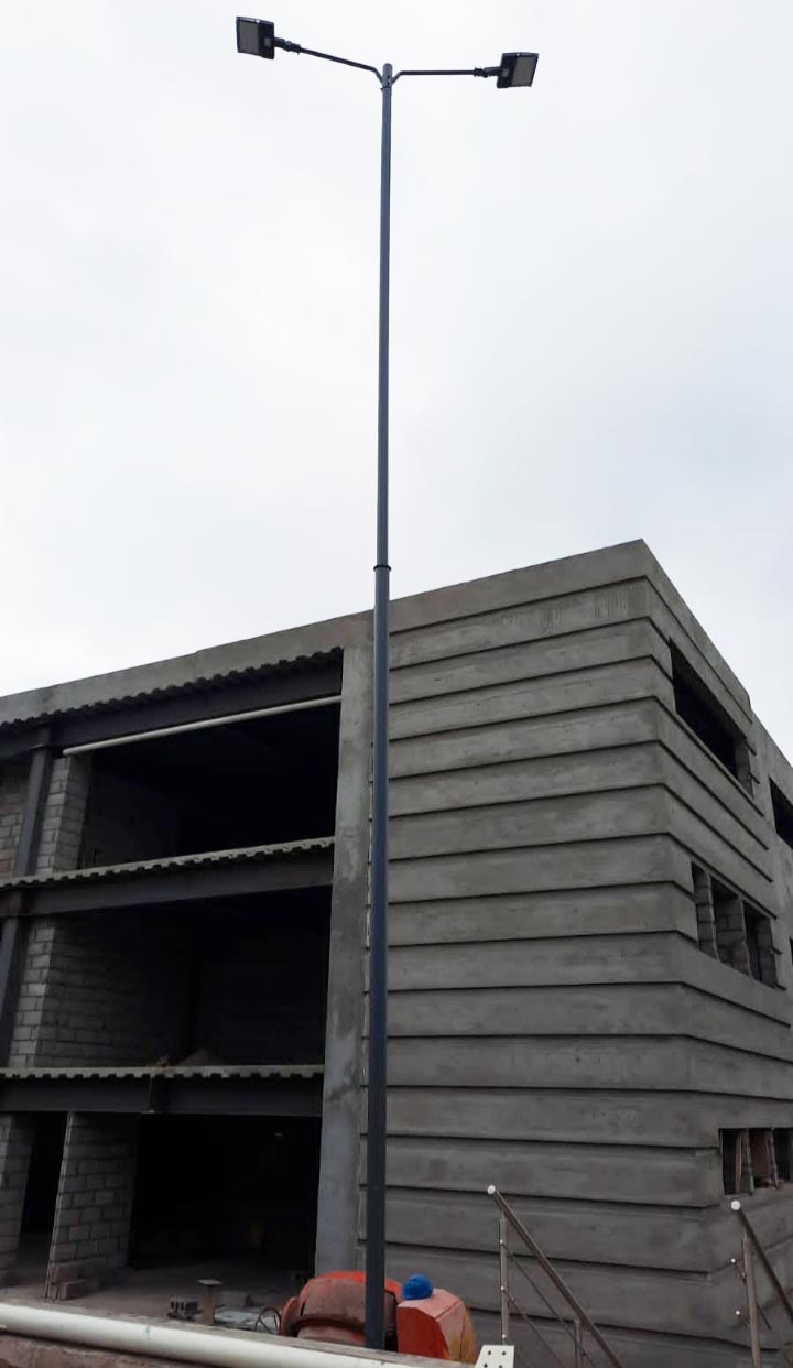 Poste telescópico para iluminación víal